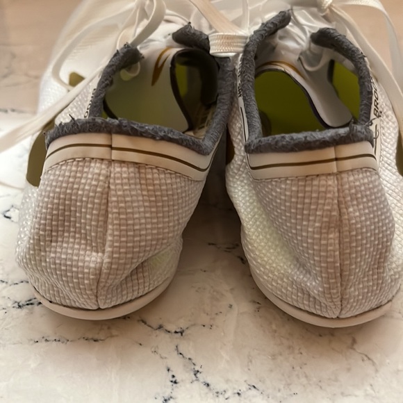 Brooks Wire v5 Track Spike Running Shoes, White/Gold - Picture 5 of 9